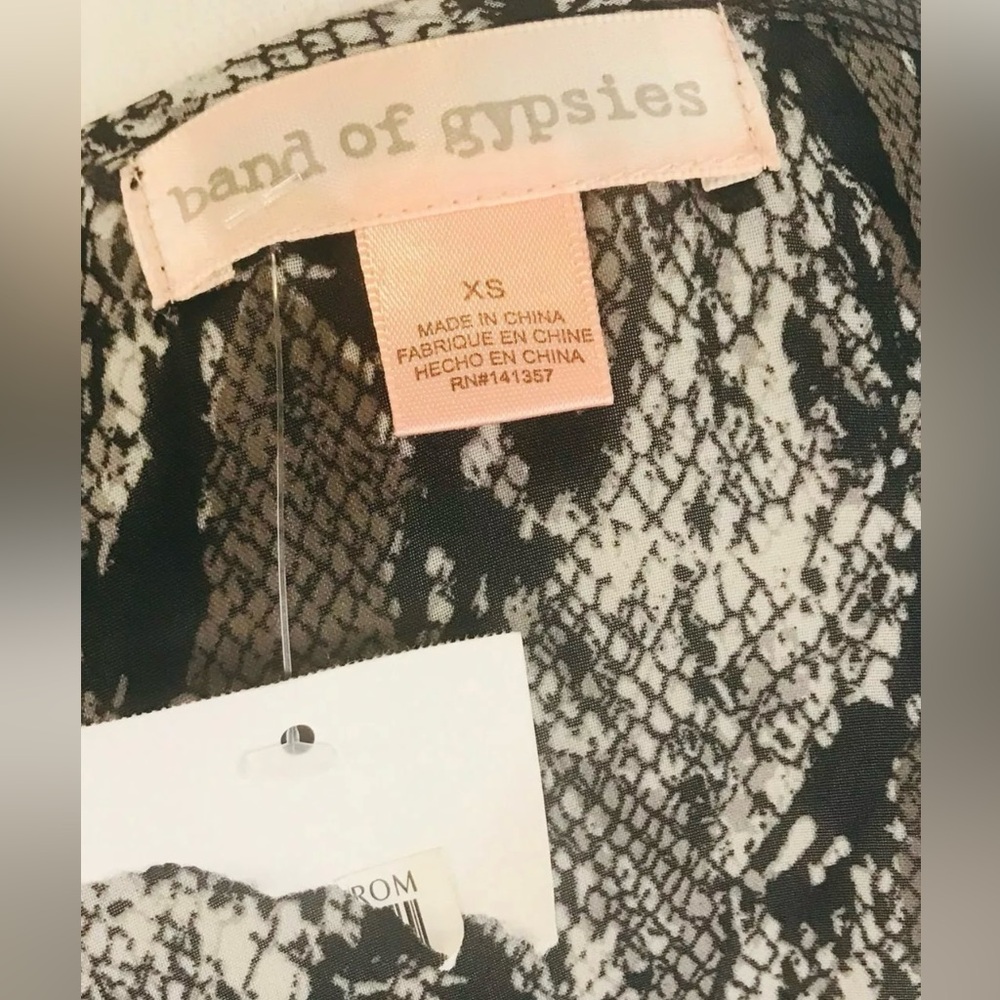 NWT Band of Gypsies 🌟 Gray Snakeskin Kimono Cover Up Size XS - Picture 4 of 4